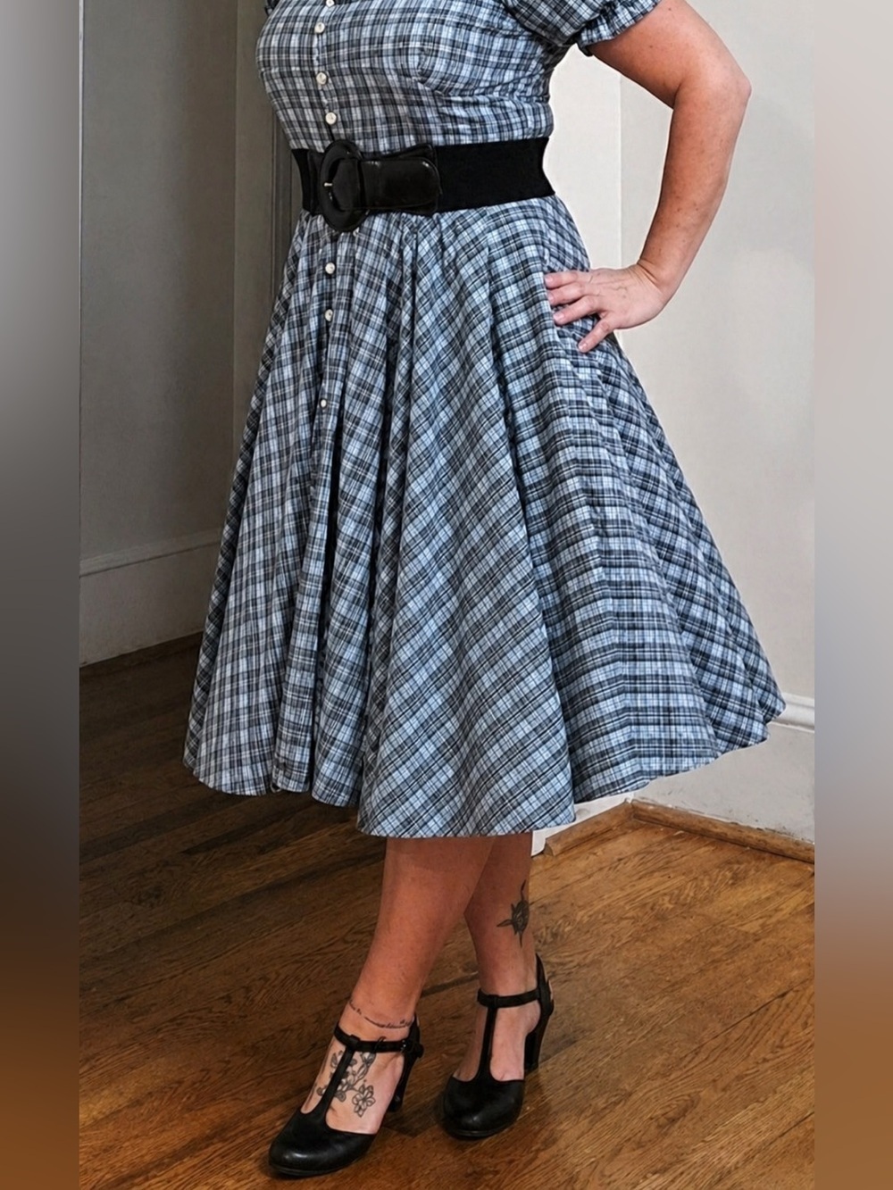 Unique Vintage 1920s Black Leatherette Closed Toe T-Strap Roxy Pumps in Black - Picture 2 of 12